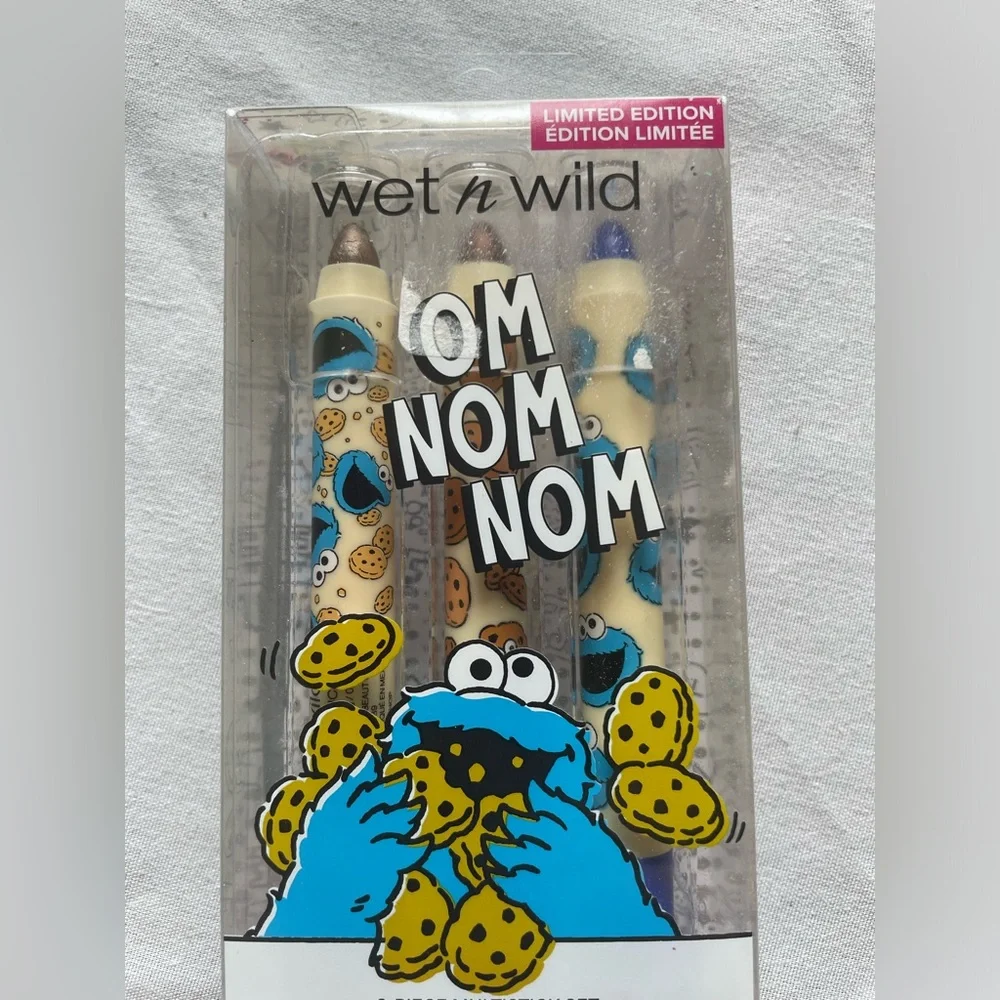 Sesame Street X Wet 'n Wild makeup sponge case Oscar the Grouch/Cookie monster